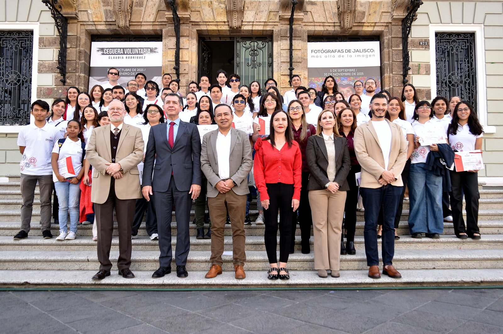 Estudiantes reciben constancias como beneficiarios del Legado Grodman  